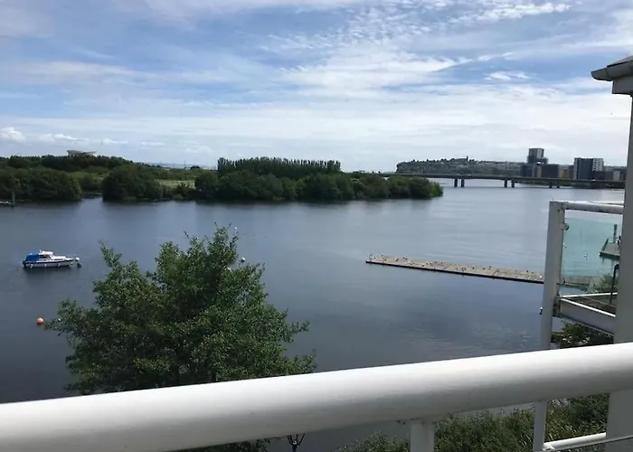 Beautiful River Views: 2 Bed / 2 Bath Modern Flat