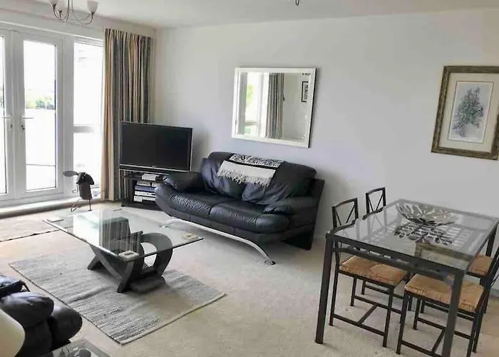 Beautiful River Views: 2 Bed / 2 Bath Modern Flat