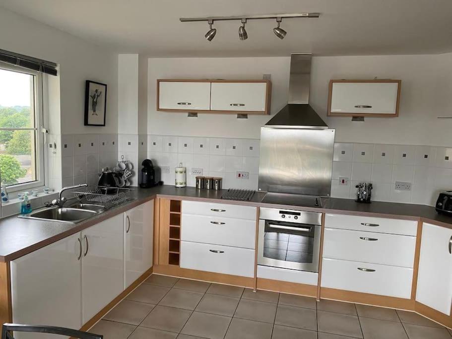 Beautiful River Views: 2 Bed / 2 Bath Modern Flat * Cardiff