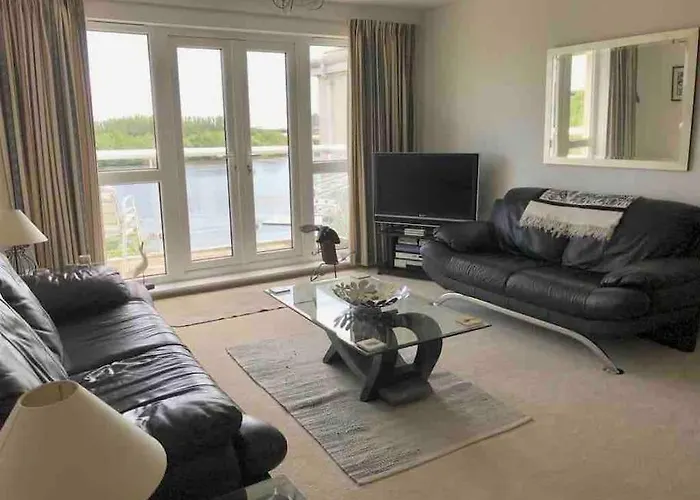 Beautiful River Views: 2 Bed / 2 Bath Modern Flat
