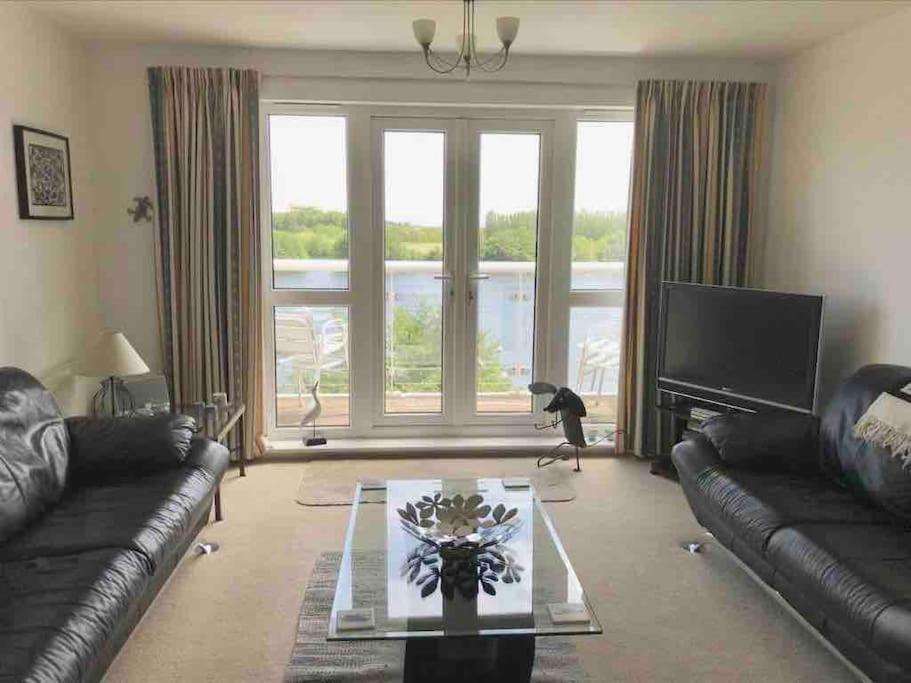 Beautiful River Views: 2 Bed / 2 Bath Modern Flat *